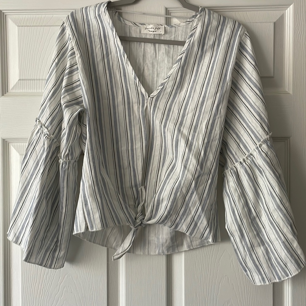 Brand:Lavender Field Size: Small Color: white with blue stripes